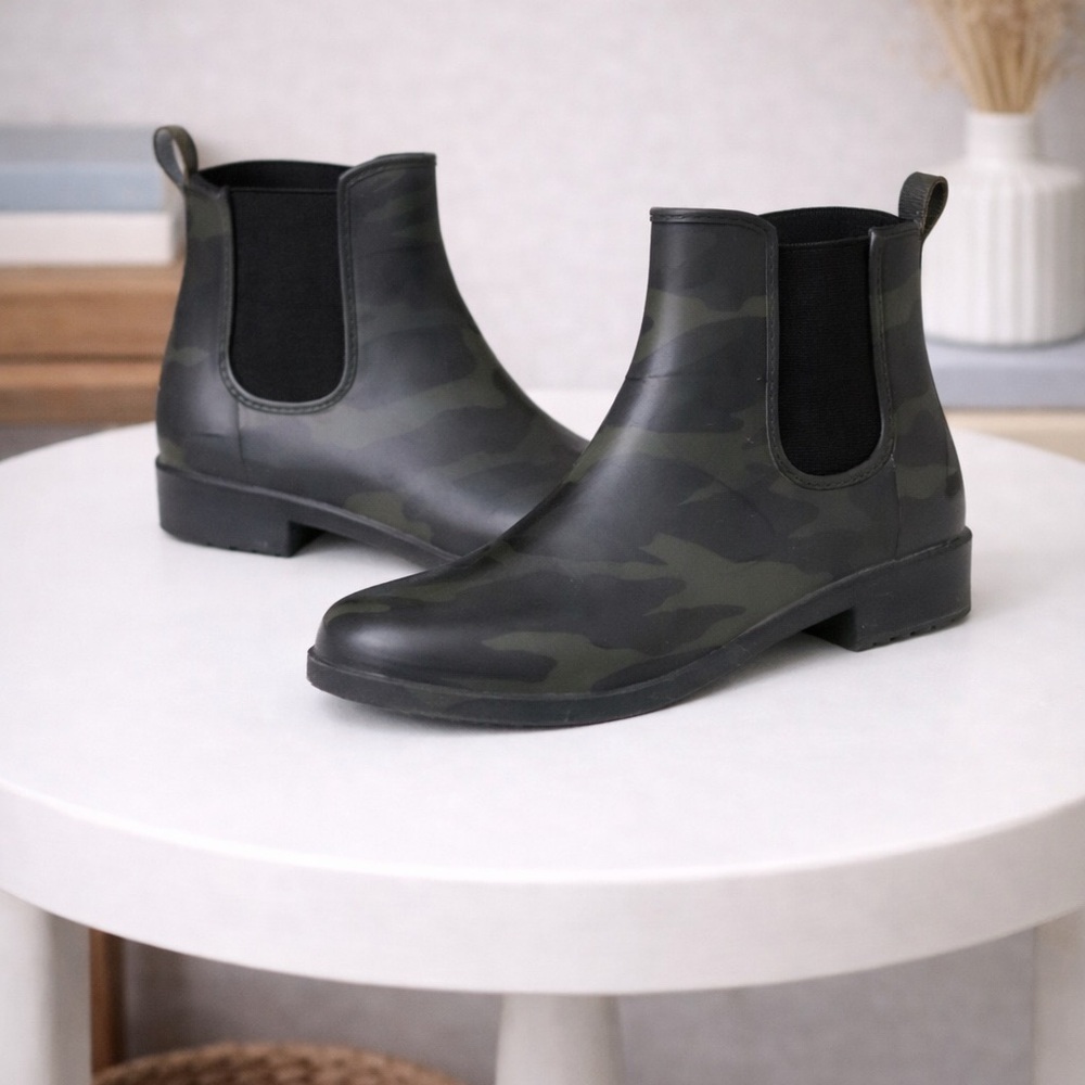🎉HP🎉 J.Crew camouflage rain boots size 7